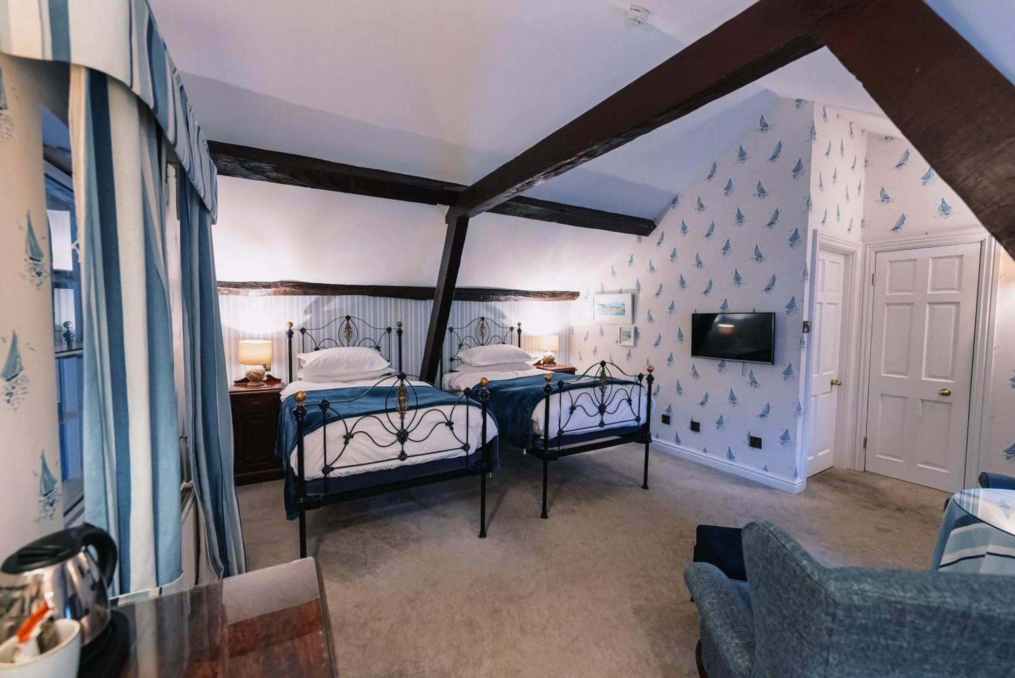 The Bull And Townhouse, Beaumaris- The Inn Collection Group Room photo